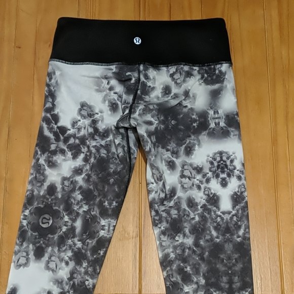 🦄 Lululemon Black Roses Wunder Under Pants WUP White Floral - Picture 2 of 6
